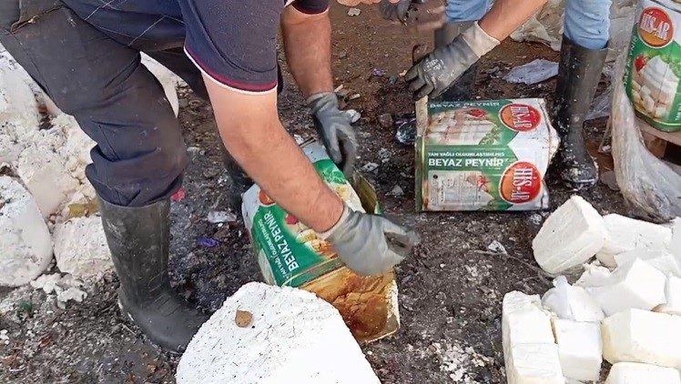 Gıda teröristleri tonlarca bozuk peyniri vatandaşa yedirecekti İzmir’in Bornova ilçesinde iki ayrı soğuk hava deposunda 7 ton