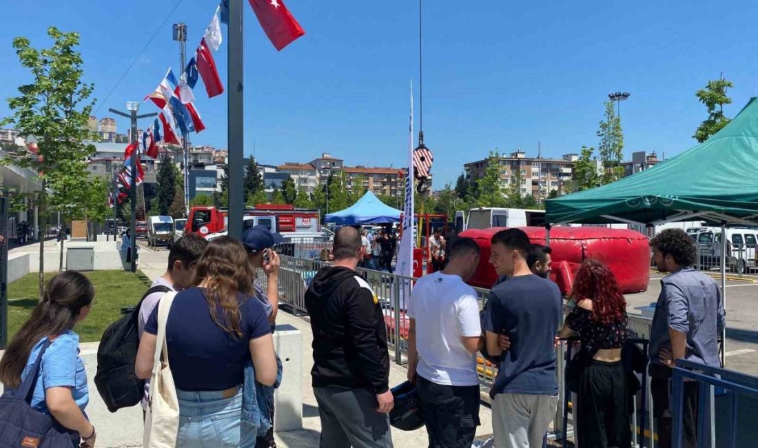 Kocaeli’de gençlere yönelik düzenlenen etkinlikte Bungee jumping adrenalini adeta tavan