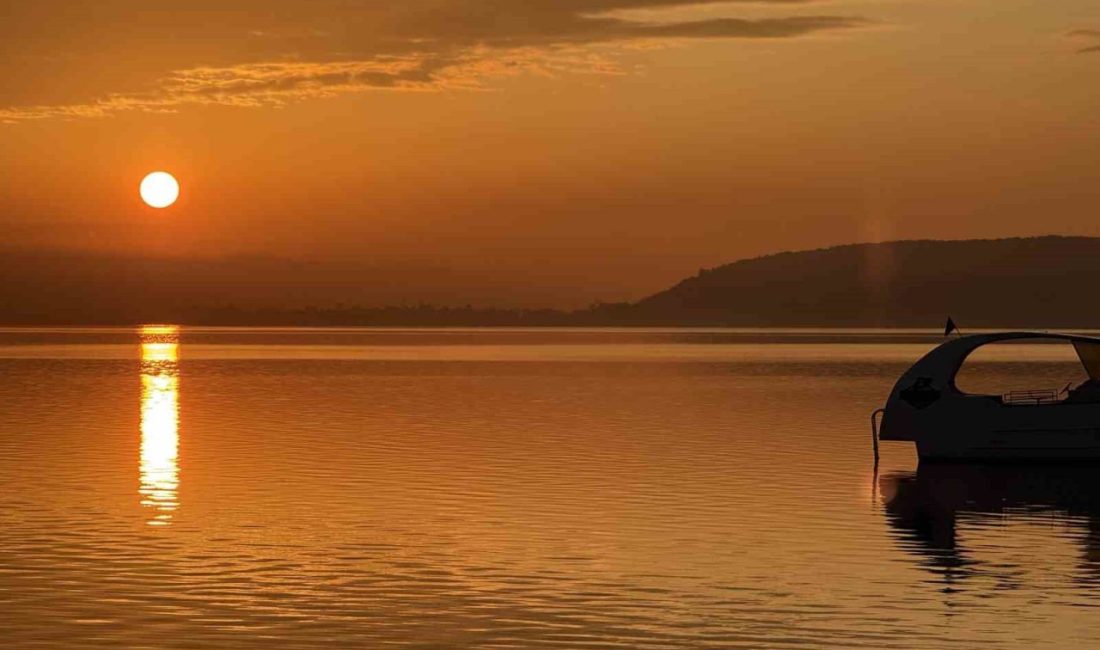 Sakarya’nın Sapanca Gölü’nde sabahın ilk saatleriyle birlikte gün doğumu manzarası