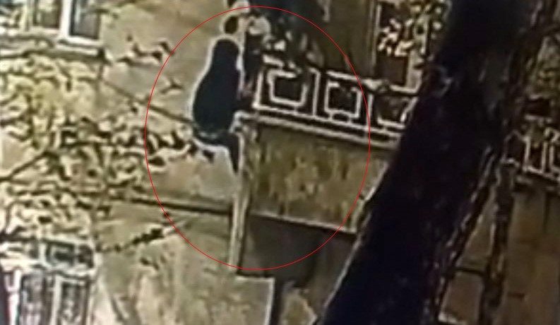 Güvenlik kameralarına aldırış etmedi ev sahibini uyurken hırsızlığa kalkıştı Elazığ’da kimliği belirsiz bir şahıs, gece balkon camını kırarak girdiği