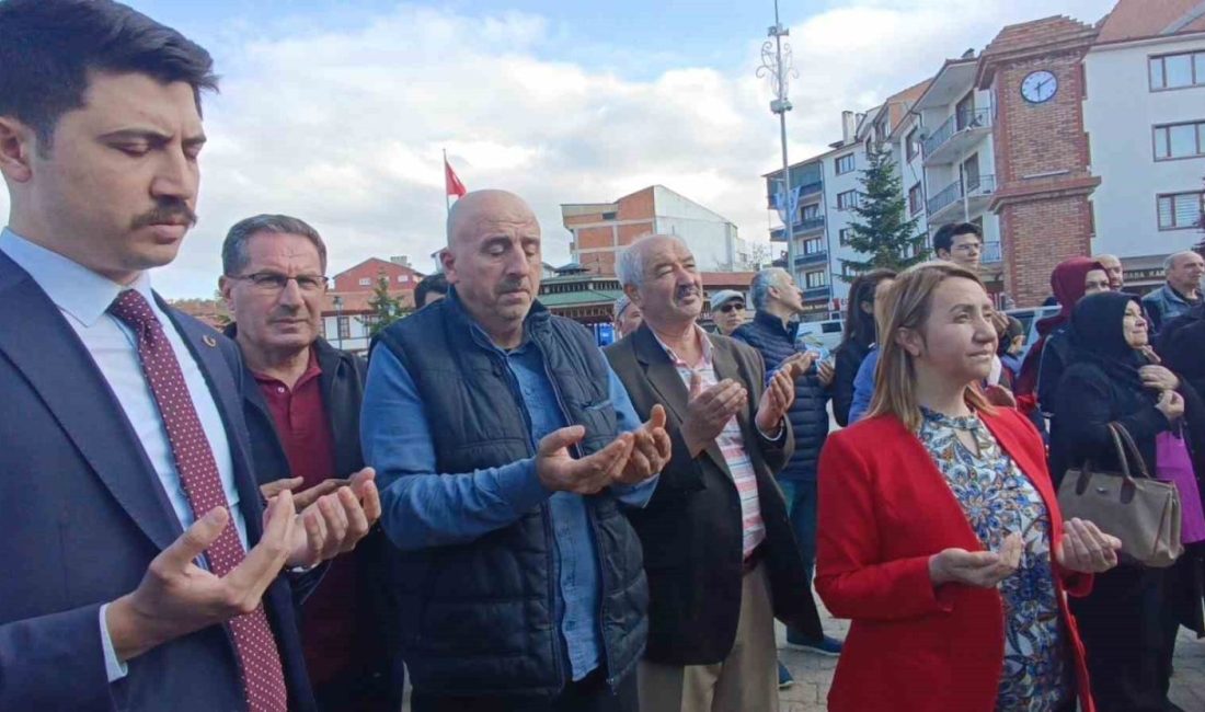 Hacı adayları kutsal yolculuğa çıktı Bilecik’in Pazaryeri ilçesinde kutsal topraklara gitmek üzere yola çıkan hacı