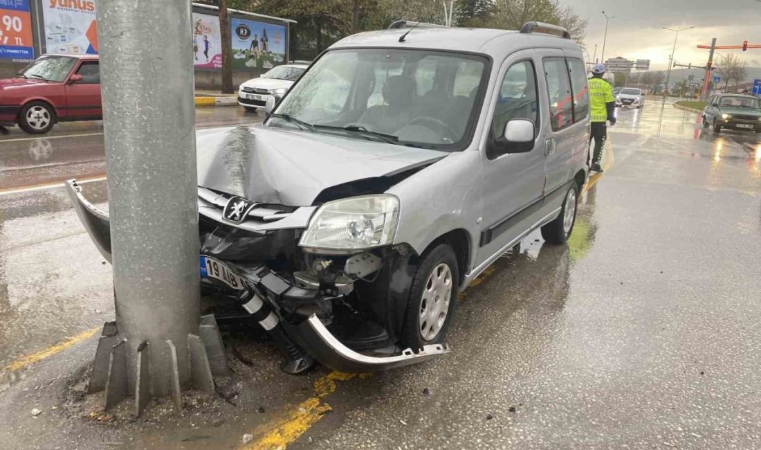 Hafif ticari araç direğe çarptı: 2 yaralı Çorum’da kontrolden çıkan hafif ticari aracın elektrik direğine çarptığı kazada