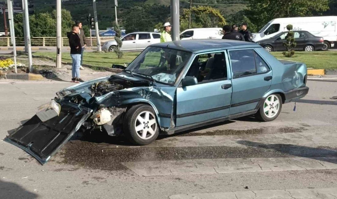 Hafif ticari araç otomobille çarpıştı: 2 yaralı Karabük’te hafif ticari araç ile otomobilin çarpışması sonucu meydana gelen