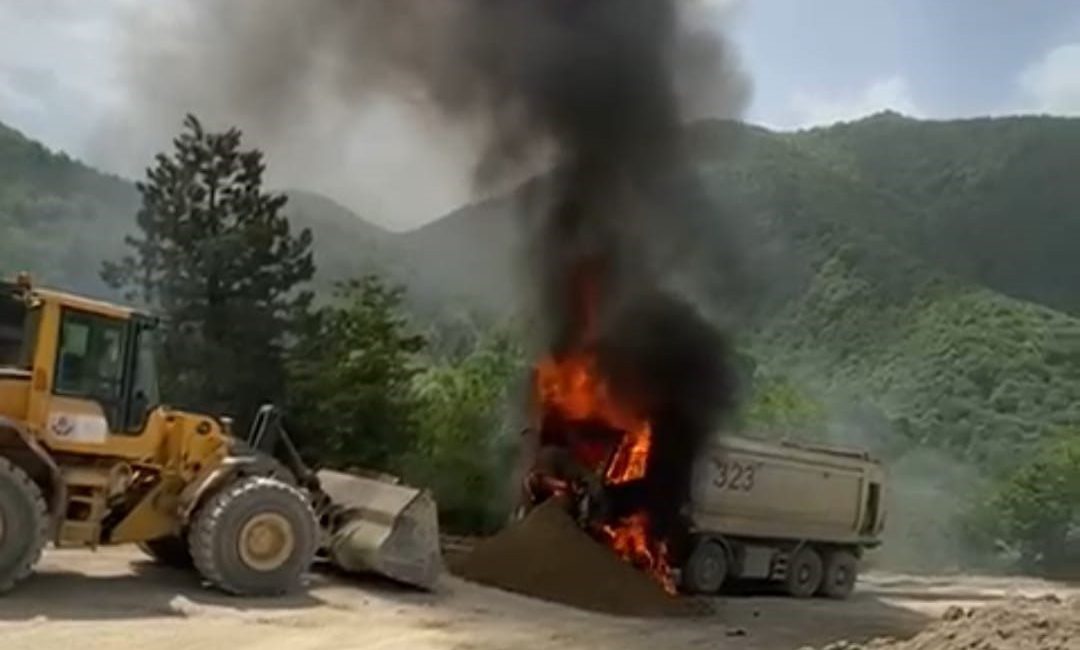Hafriyat kamyonu alevlere teslim oldu Sinop’un Türkeli ilçesine bağlı Gökçealan köyünde yol inşaatında kullanılan taş