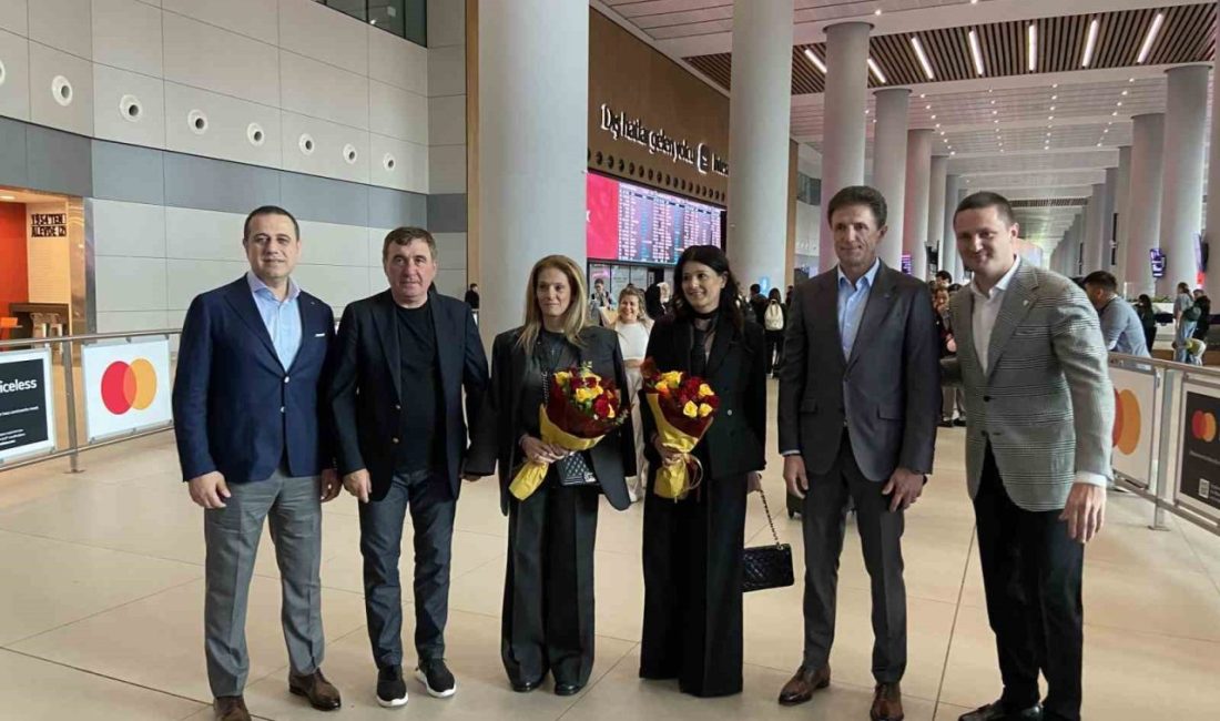 Hagi ile Popescu, İstanbul Havalimanı’nda çiçeklerle karşılandı Galatasaray’ın efsane futbolcuları Gheorghe Hagi ile Gheorghe Popescu, İstanbul’da çiçeklerle