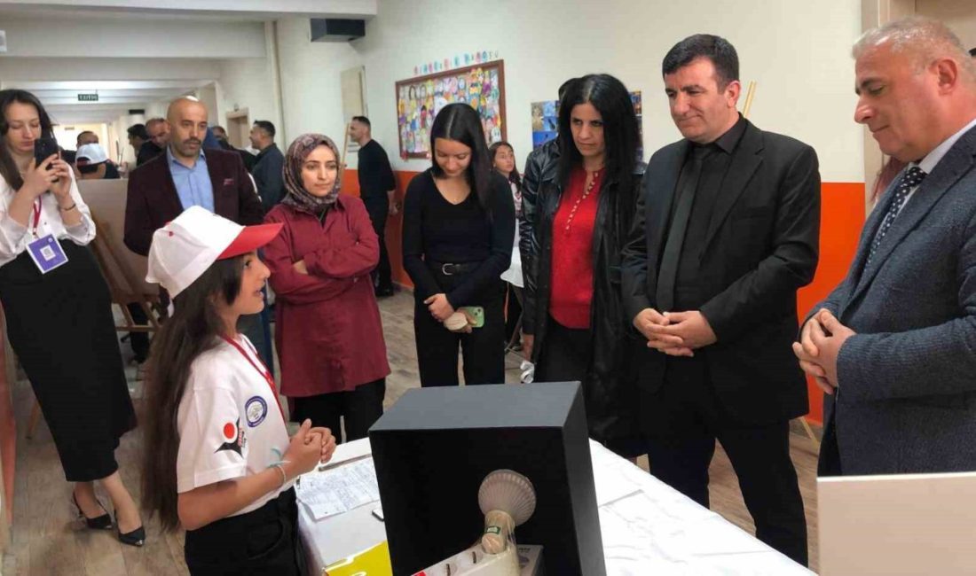Hakkari SPK Ortaokulunda TÜBİTAK 4006 Fuarı’na büyük ilgi Hakkari Sermaye Piyasası Kurulu Ortaokulu, bu yıl düzenlediği TÜBİTAK 4006