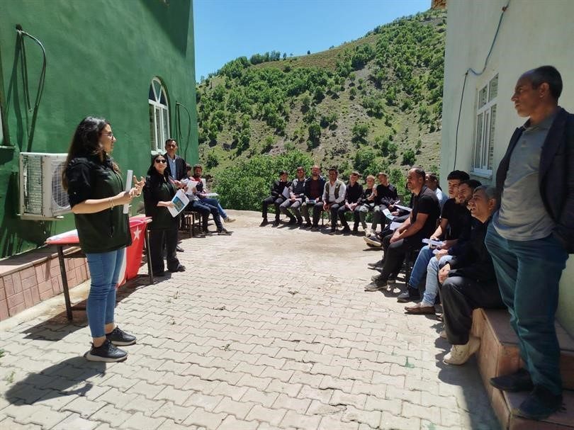 HAKKARİ (İHA) – Hakkari’de besiciler, şap (tabak) hastalığı konusunda bilgilendiriliyor.
