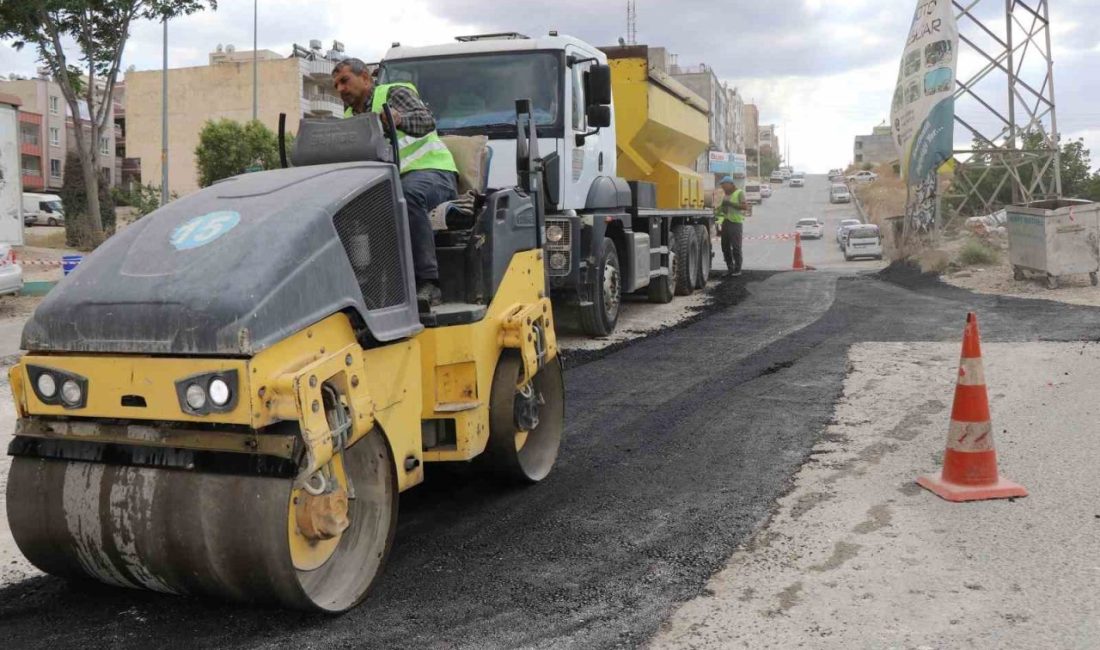 Haliliye’de yollar sıcak asfaltla yenileniyor Haliliye Belediyesi, ilçe genelinde sürdürdüğü üstyapı çalışmaları çerçevesinde yolları daha