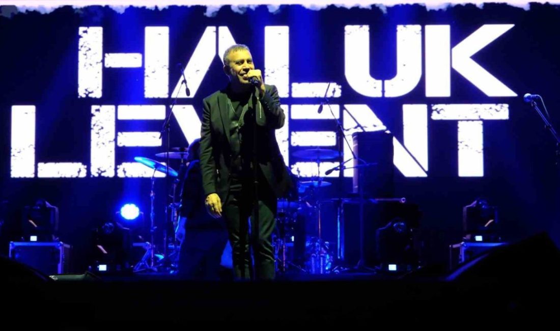 Aydın konserinde sevenleriyle bir araya gelen ünlü sanatçı Haluk Levent,