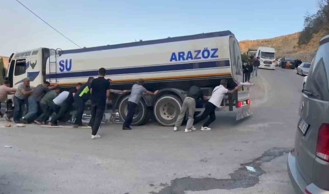 Malatya’nın Darende ilçesinde, Günpınar Şelalesi mevkiinde hatalı park edilen araçlar