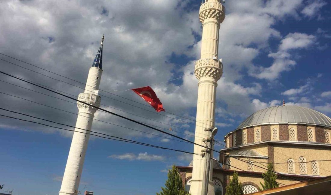 Hayırla yapıldı vefayla korundu Sarıgöl Emcelli Mahallesi’nde 1971 yılında yapılan minare, cami yıkılsa da