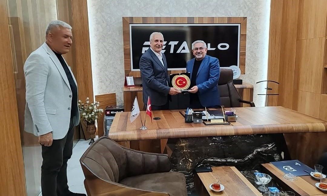 Hayırsever işadamından Eleşkirt Belediyesine hizmet aracı Yaklaşık 30 yıl önce Ağrı’nın Eleşkirt ilçesinden ayrılıp Bursa’da düğün