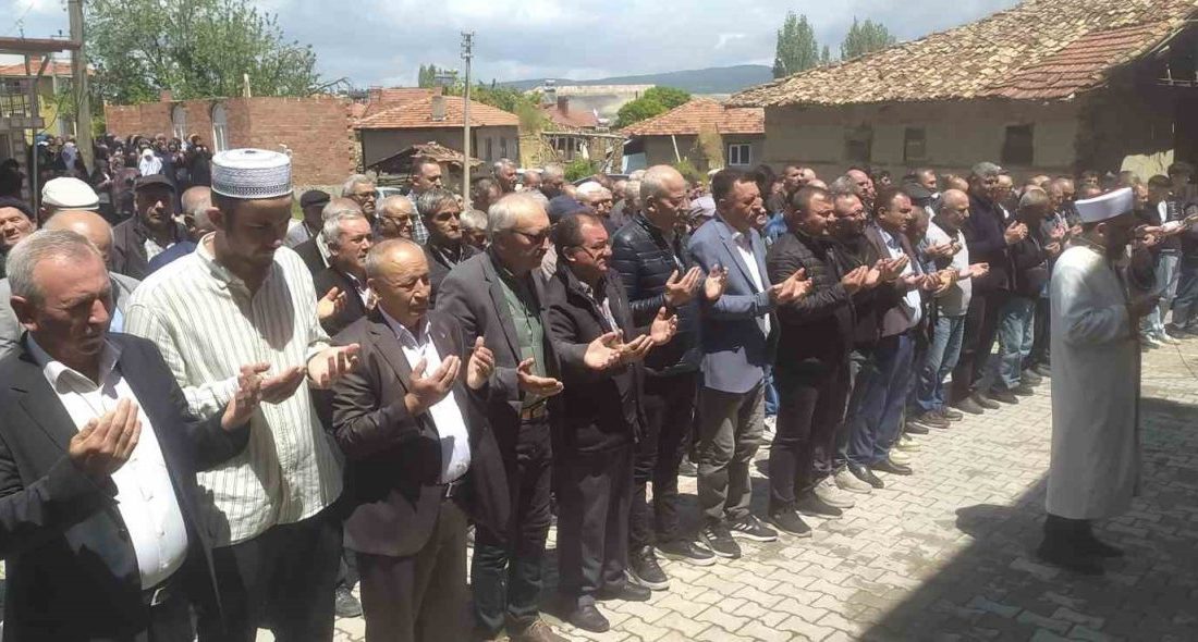 Hisarcık Aşağı Yoncaağaç köyünde hayır yemeği ve yağmur duası Kütahya’nın Hisarcık ilçesi Aşağı Yoncaağaç köyünde muhtarlık tarafından düzenlenen hayır
