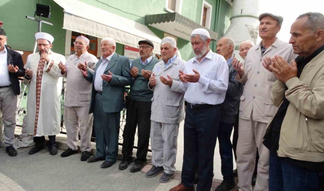Kütahya’nın Hisarcık ilçesinde 19 hacı adayı dualarla kutsal topraklara uğurlandı.