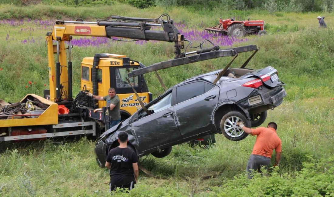 Amasya’da hızla seyir halinde olan otomobil önündeki hafif ticari araca