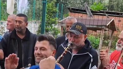 Ünlü klarnetçi Hüsnü Şenlendirici geldiği Bursa’nın İznik ilçesinde arkadaşının düğününde