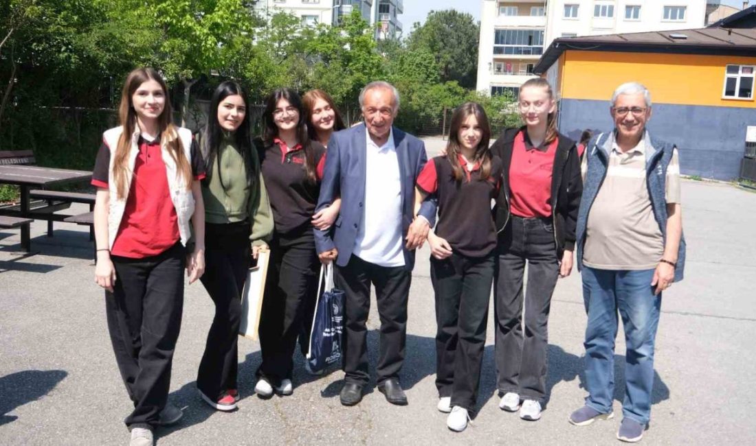 Huzurevi sakinleri ile liseli gençler bir araya geldi Bursa’da lise öğrencileri huzurevi sakinlerini ziyaret ettiler. Yıldırım Ticaret Mesleki