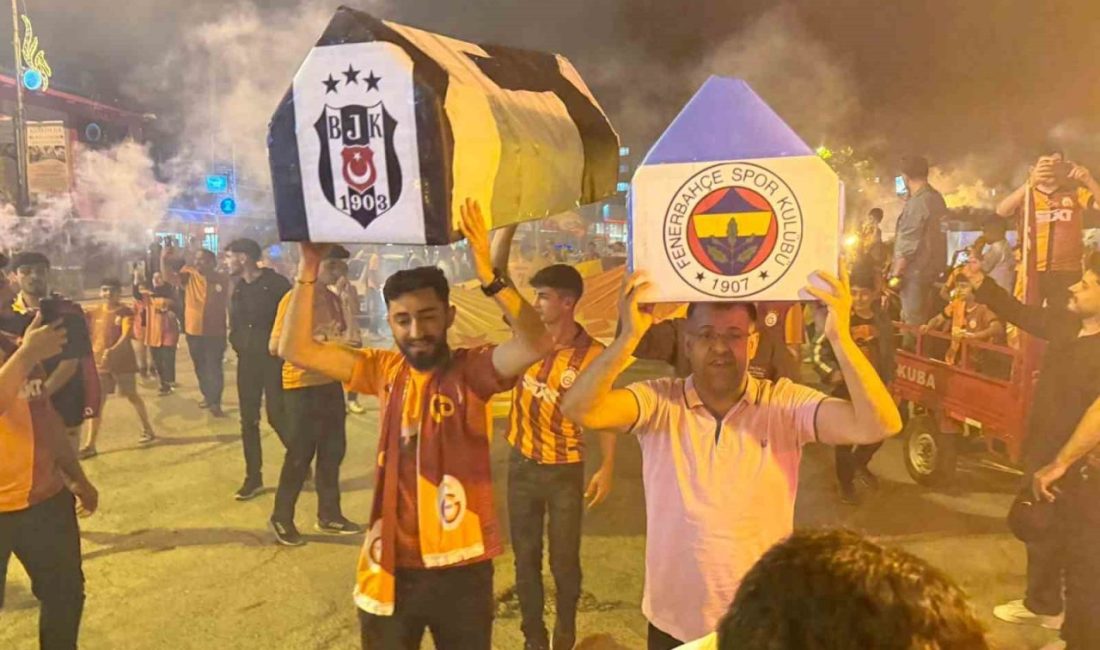 Iğdır’da Galatasaraylı taraftarlar şampiyonluğu Fenerbahçe ve Beşiktaş tabutu ile kutladı Trendyol Süper Lig’in 36. haftasında Galatasaray’ın Kayserispor’u 3-0 mağlup ederek