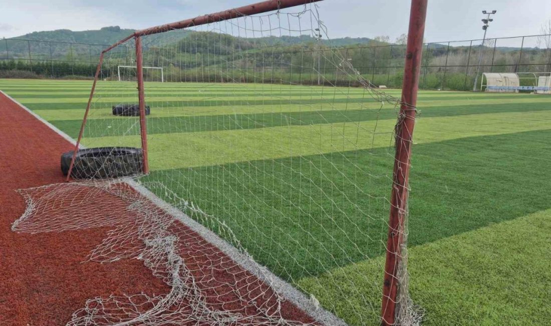 Sakarya’nın Karasu ilçesinde arkadaşlarıyla oyun oynarken başına sabitlenmeyen kale direği