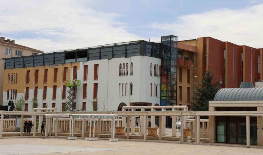 İlk AVM olan tarihi Ahi Çarşısı boyanıyor KIRŞEHİR (İHA) – Kırşehir’de tarihte bilinen ilk alışveriş merkezi olarak