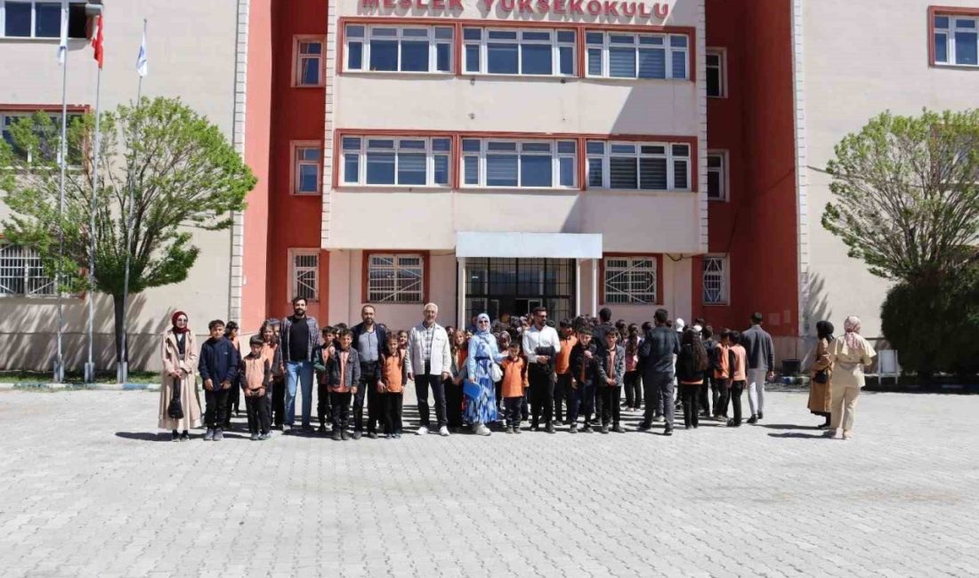 İlk ve ortaokul öğrencilerinden meslek yüksekokuluna ziyareti VAN (İHA) – Van’ın Özalp ilçesindeki ilk ve ortaokul öğrencileri,
