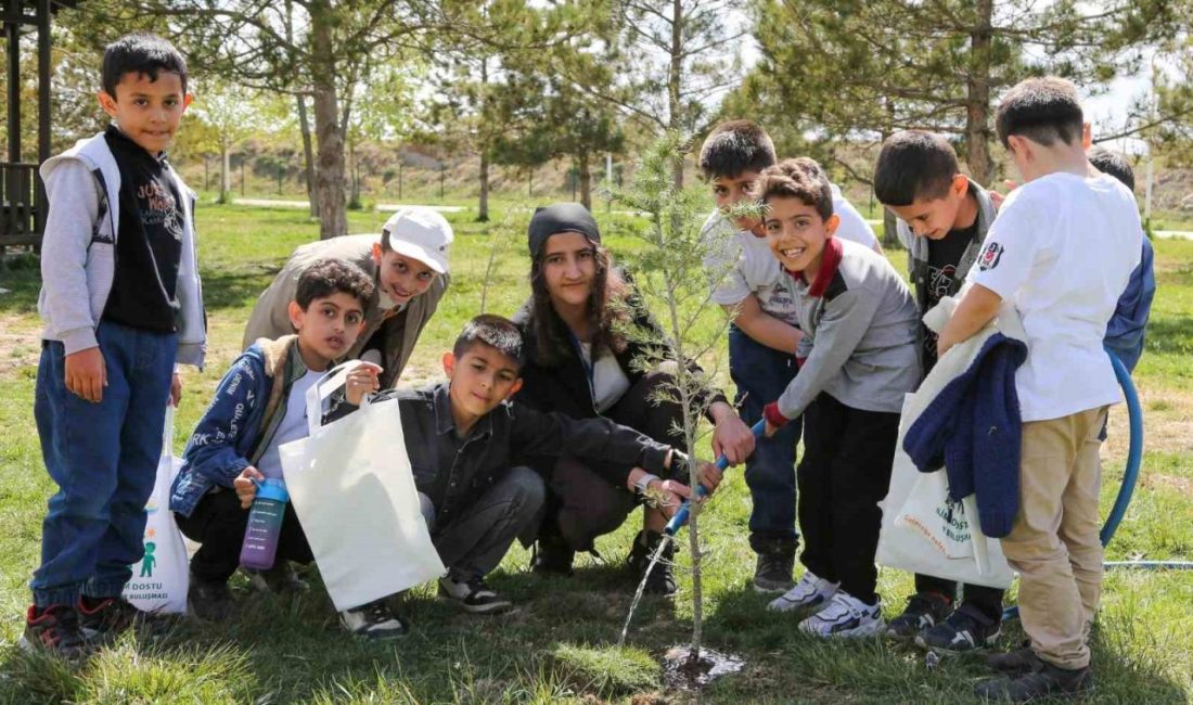 İlkokul öğrencileri iklim değişikliğine dikkat çekmek için fidan dikti Van Büyükşehir Belediyesi, 15 Mayıs Dünya İklim Günü etkinlikleri kapsamında
