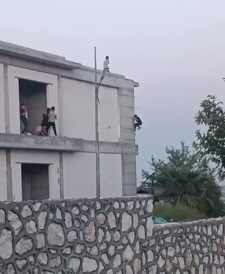 Adıyaman’ın Kahta ilçesinde bir inşaata tırmanan çocuklar canlarını hiçe saydı.