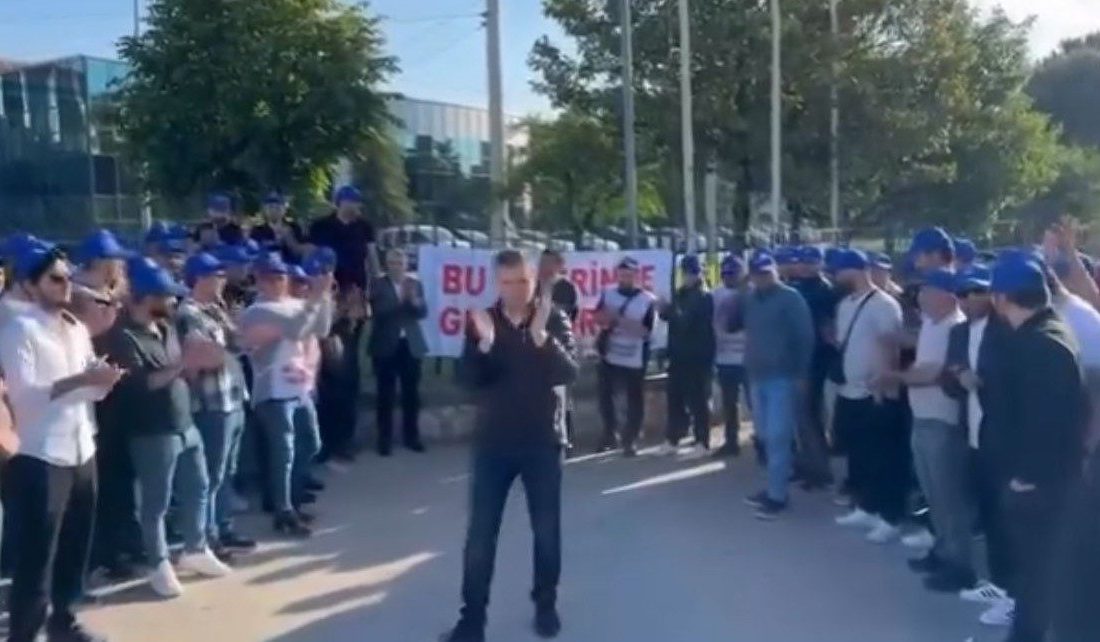 İşçiler maaş ve yan haklarda anlaşamayınca o fabrikada üretim durdu Fransız kökenli raylı sistemler firması Alstom’un Bursa’da faaliyet gösterdiği fabrikasında