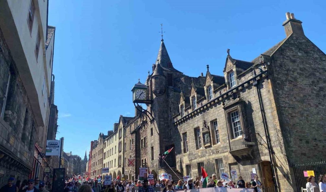 İskoçya’da Nakba Günü yürüyüşünde “Özgür Filistin” sesleri İskoçya’nın başkenti Edinburgh’ta göstericiler, 1948’de İsrail Devleti’nin kurulmasının ardından yüzbinlerce