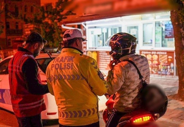 Isparta’da 2,5 saatte 246 şahıs ile 131 araç sürücüsü kontrol edildi Isparta’da gerçekleştirilen 2,5 saatlik asayiş ve trafik denetimlerinde 246 şahıs