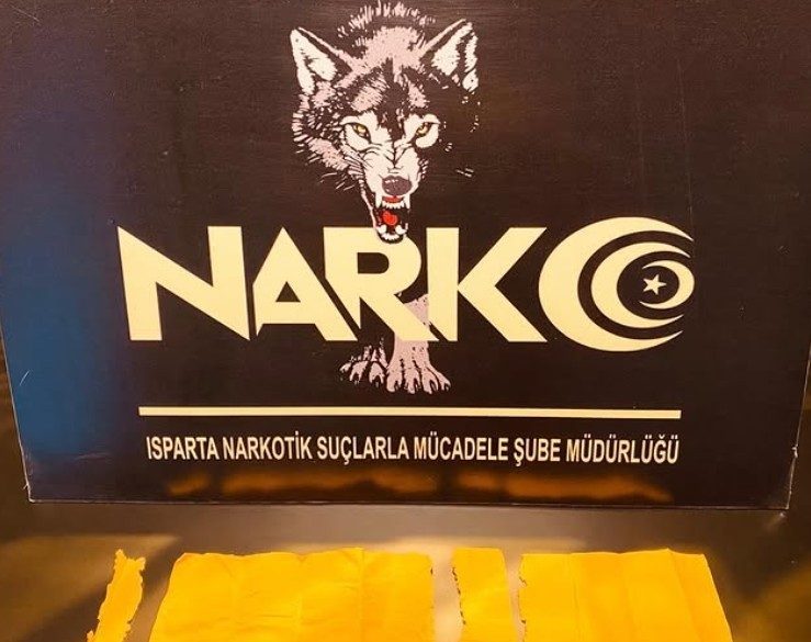 Isparta’da düzenlenen uyuşturucu operasyonunda bin 256 kullanımlık kâğıda emdirilmiş sentetik