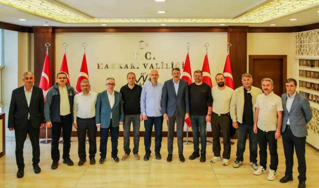 İstanbul’dan gelen hukukçulardan Hakkari’ye ziyaret İstanbul Üniversitesi Hukuk Fakültesi’nin 2000 yılı mezunları, mezuniyetlerinin 25. yılı