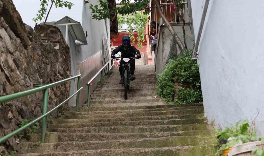 İzleyenlerin yüreği ağzına geldi Türkiye’de ilk kez yapılan Urban Downhill Yarışı nefes kesti. Fizik