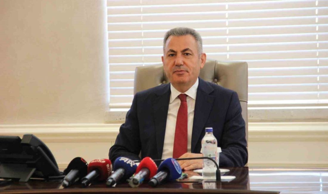 İzmir Valisi Süleyman Elban, basın mensuplarıyla bir araya geldiği buluşmada,