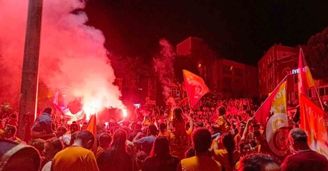İzmir’de sarı-kırmızılı taraftarlar şampiyonluğu kutladı Trendyol Süper Lig’in 36. haftasında Galatasaray’ın Kayserispor’u 3-0 yenerek şampiyonluğunu
