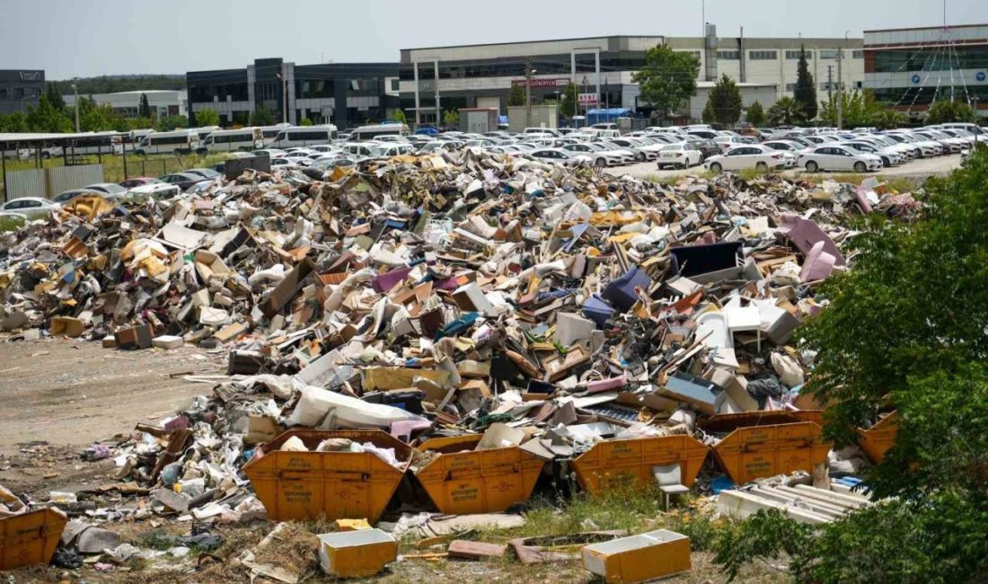 İzmir’in Gaziemir ilçesine bağlı Sarnıç Mahallesindeki yeşil alana bırakılan çöp
