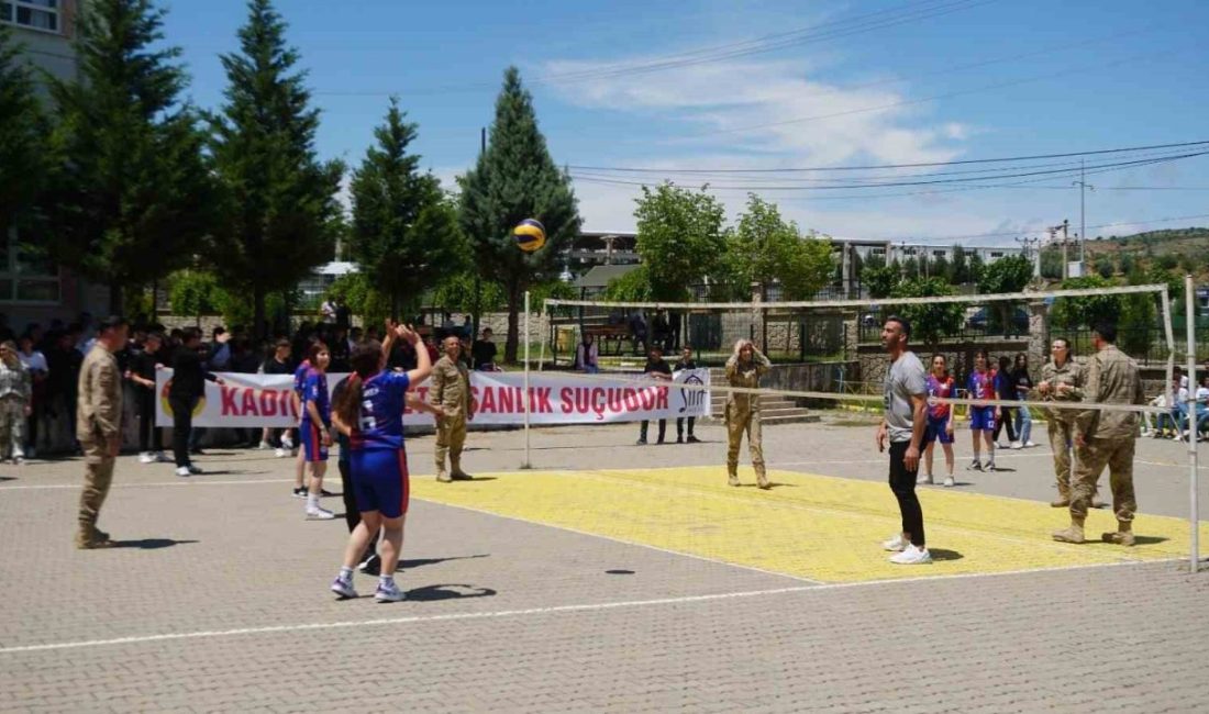 Jandarma personeli Uluslararası Aile Günü’nde öğrencilere bilgilendirmede bulundu Siirt İl Jandarma Komutanlığı ekipleri, Uluslararası Aile Günü’nde bir okulda