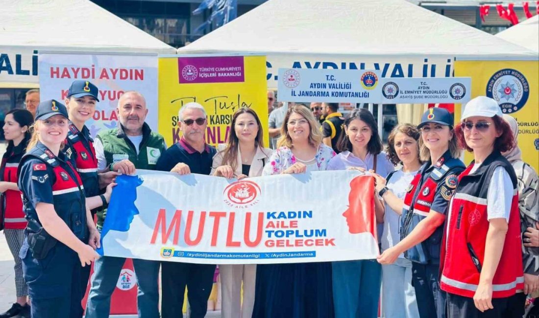 Aydın İl Jandarma Komutanlığı ekipleri Atatürk Kent Meydanı’nda vatandaşları bilgilendirdi.