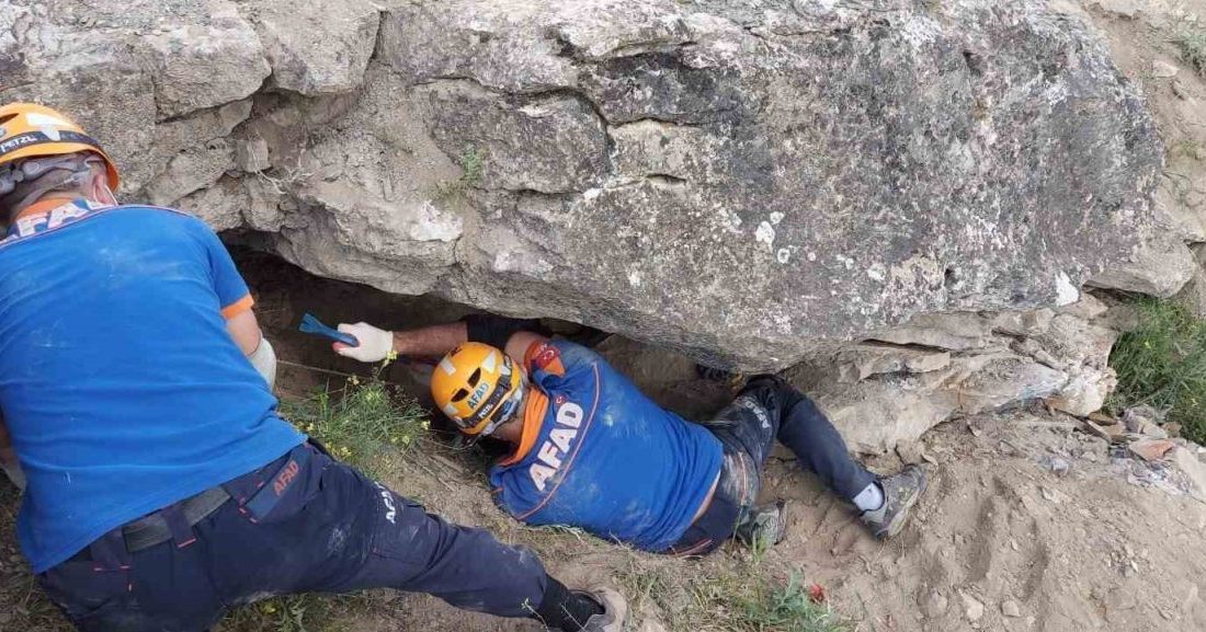 Tokat’ın Zile ilçesinde iddiaya göre kaçak kazı yaparken üzerine kaya