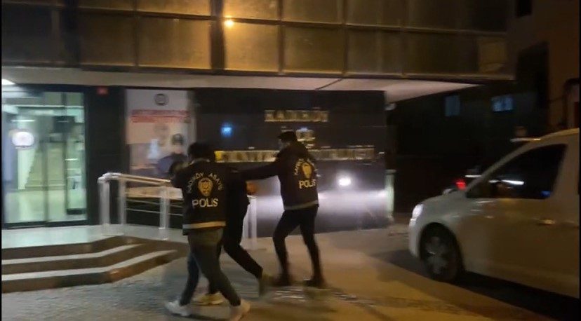 Kadıköy’de Galatasaray taraftar grubunun bulunduğu alanda çıkan tartışma silahlı kavgaya