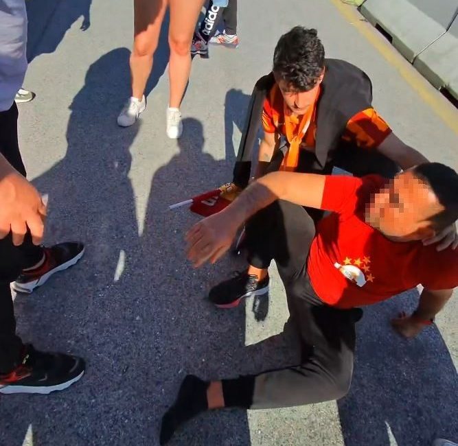 Kadıköy’de Galatasaray forması giyen bir taraftar, kimliği henüz belirlenemeyen bir