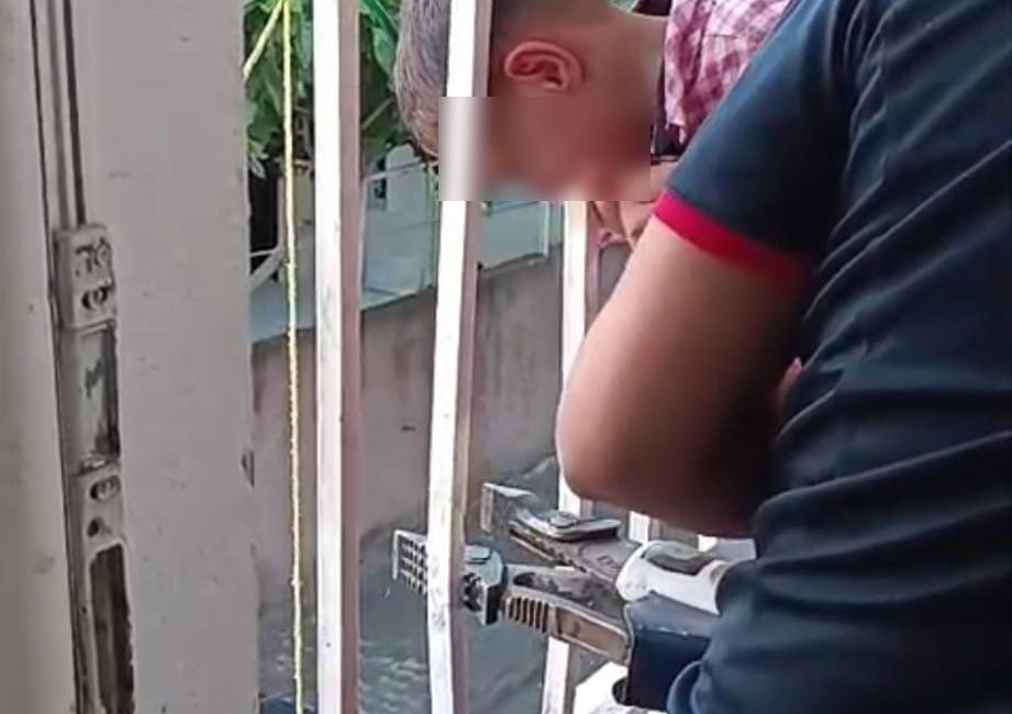Kafası balkonun demir korkuluklarına sıkışan çocuğu itfaiye kurtardı Batman’da kafasını balkonun demir korkuluklarına sıkıştıran 6 yaşındaki çocuk itfaiye