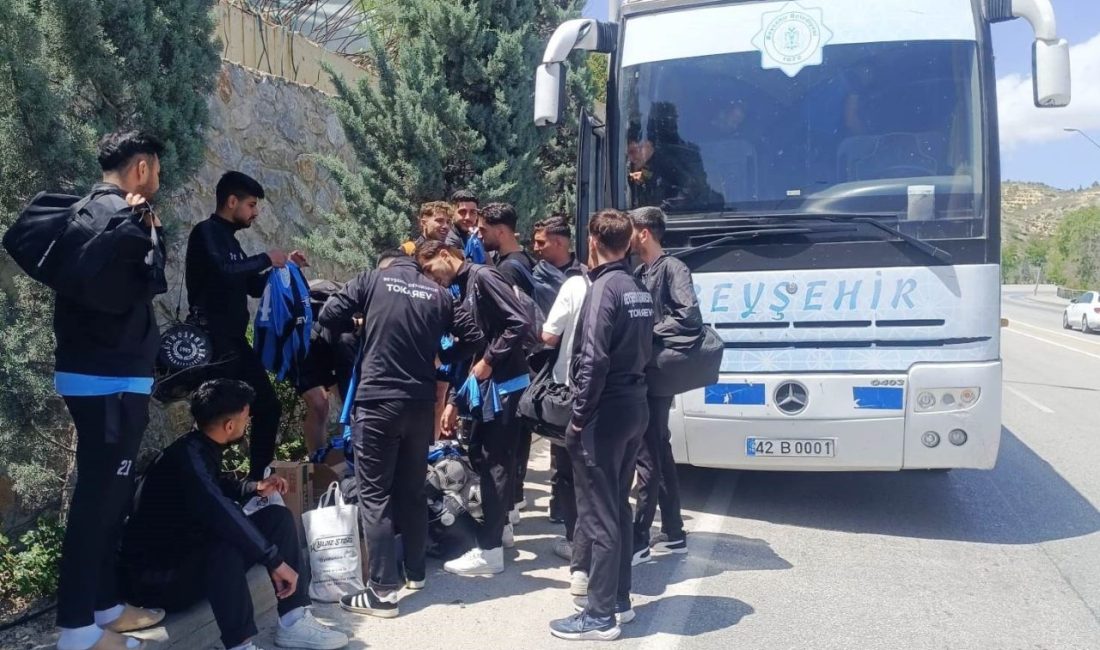 Kafileyi taşıyan otobüsün lastiği patladı, futbolcular taksiyle maça yetiştirildi Konya 2.Amatör Kümede mücadele veren Beyşehir Demirspor Futbol Takımı kafilesini