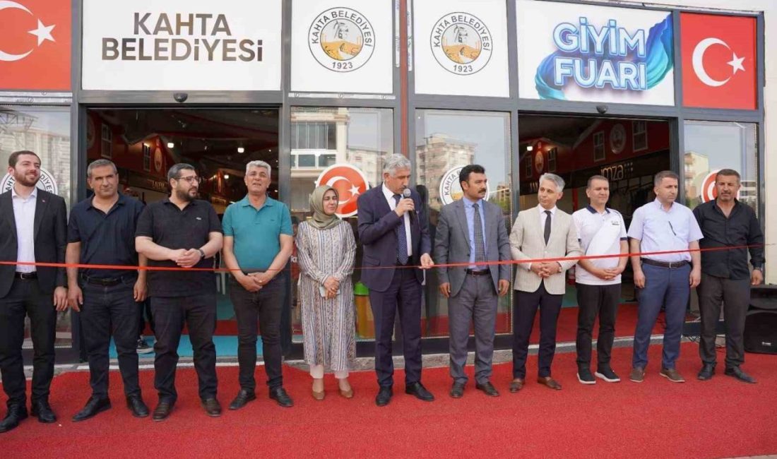 Kahta Belediyesi Giyim Fuarı’nı hizmete açtı Adıyaman’ın Kahta ilçe Belediyesi, yerel esnafa destek olmak ve vatandaşlara