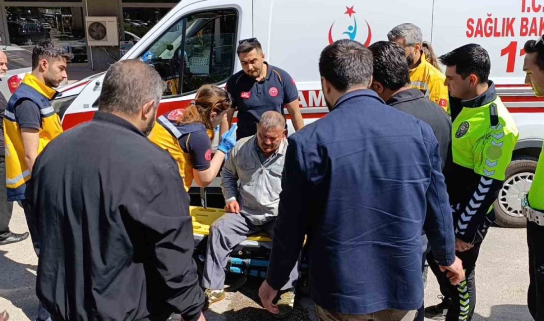 Kamyonet ile çarpıştı tedaviyi reddetti, hastanede beyin kanaması sebebiyle yoğun bakıma alındı Bursa’nın İnegöl ilçesinde kamyonet ile çarpışan 60 yaşındaki motosiklet sürücüsü,