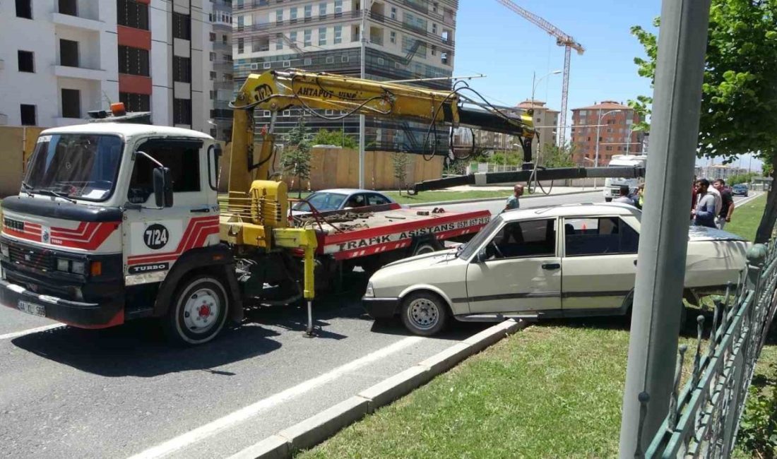 Malatya’da meydana gelen trafik kazasında, bir kamyonun çarptığı otomobil refüje
