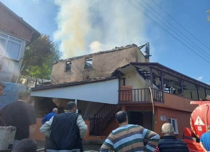 Karabük’te camide çıkan yangın söndürüldü Karabük’ün Yenice ilçesinde camide çıkan yangın, itfaiye ekiplerinin müdahalesiyle söndürüldü.
