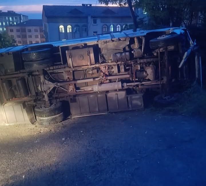 Karadeniz Ereğli’de midibüs park halindeki cipe çarptı: 2 yaralı Zonguldak’ın Karadeniz Ereğli ilçesine bağlı Gülüç beldesinde kontrolden çıkan midibüs