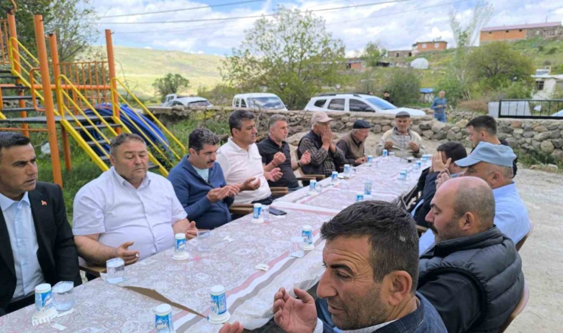 Karahallı köyünde yağmur duası yapıldı Afyonkarahisar’ın Şuhut ilçesine bağlı Karahallı Köyü Muhtarlığı öncülüğünde köy sakinlerinin