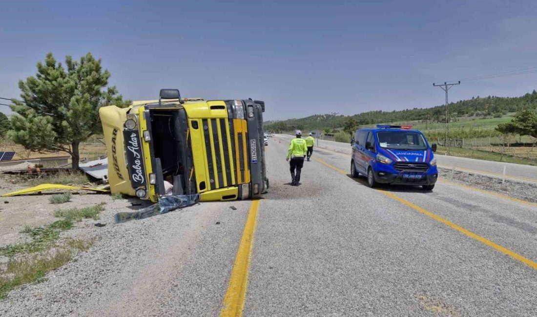 Karaman’da devrilen tırın sürücüsü yaralandı Karaman’da kontrolden çıkan tırın yol kenarına devrilmesi sonucu sürücüsü yaralandı.